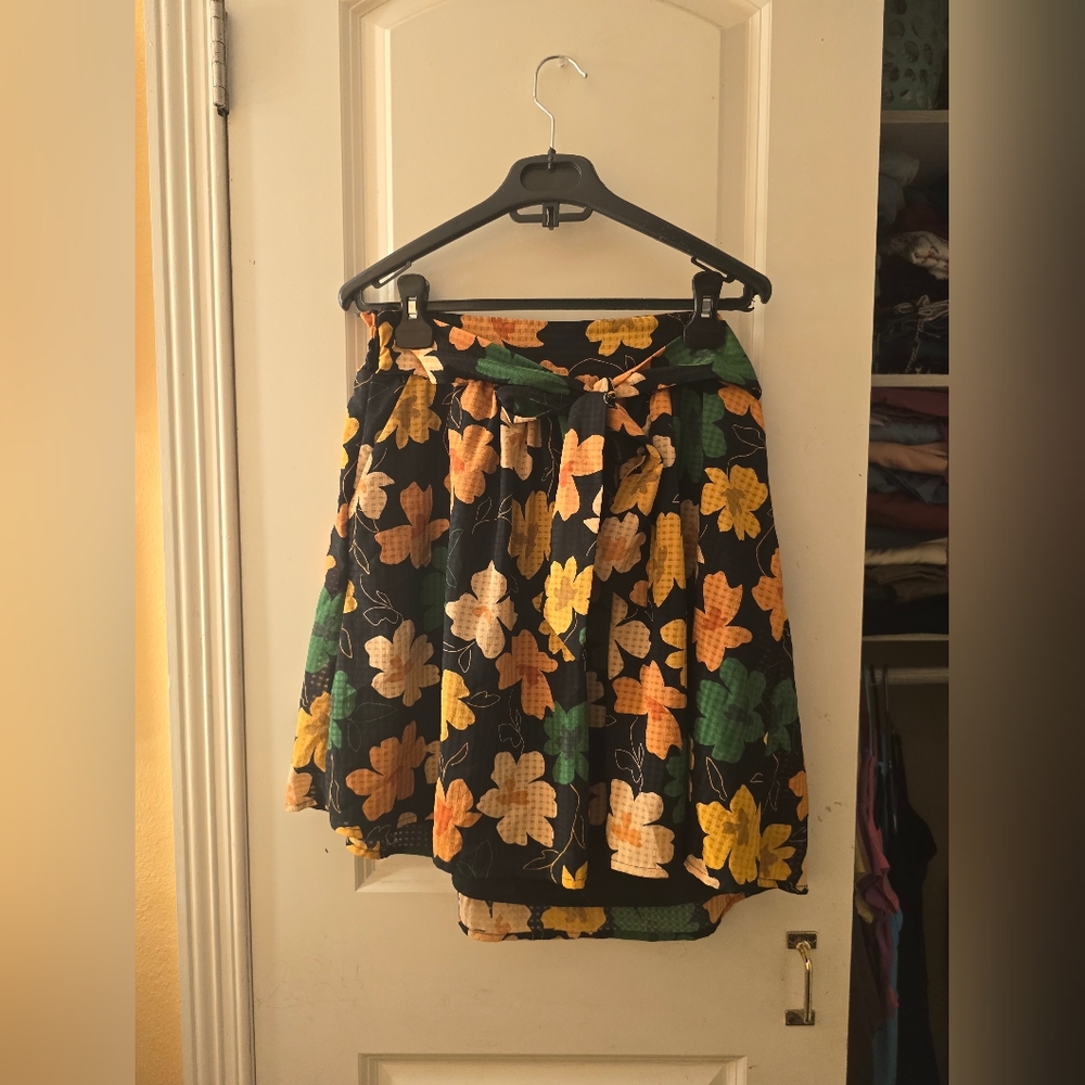 Who what wear skirt sz M black with flowers